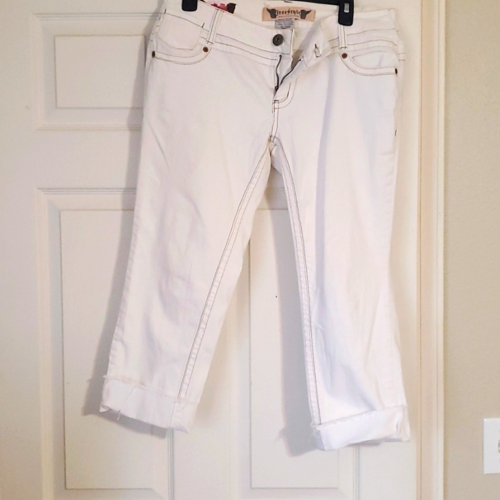 White capri jeans
